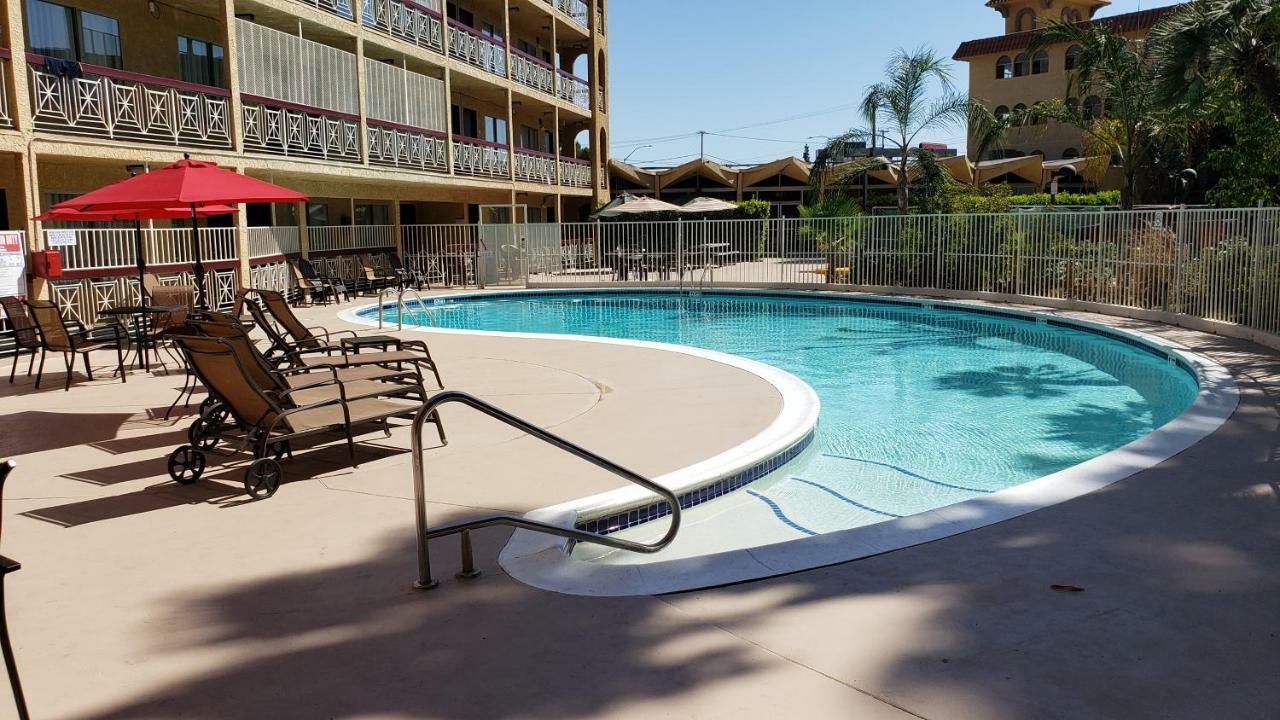 Ramada By Wyndham Burbank Airport Ξενοδοχείο Εξωτερικό φωτογραφία